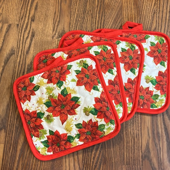 Festive Poinsettia Oven Mitt and Pot Holder six piece Set - Picture 2 of 10